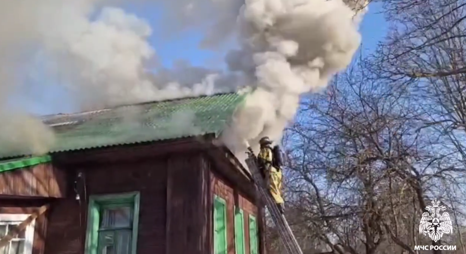 Жилой дом горит в Вологде