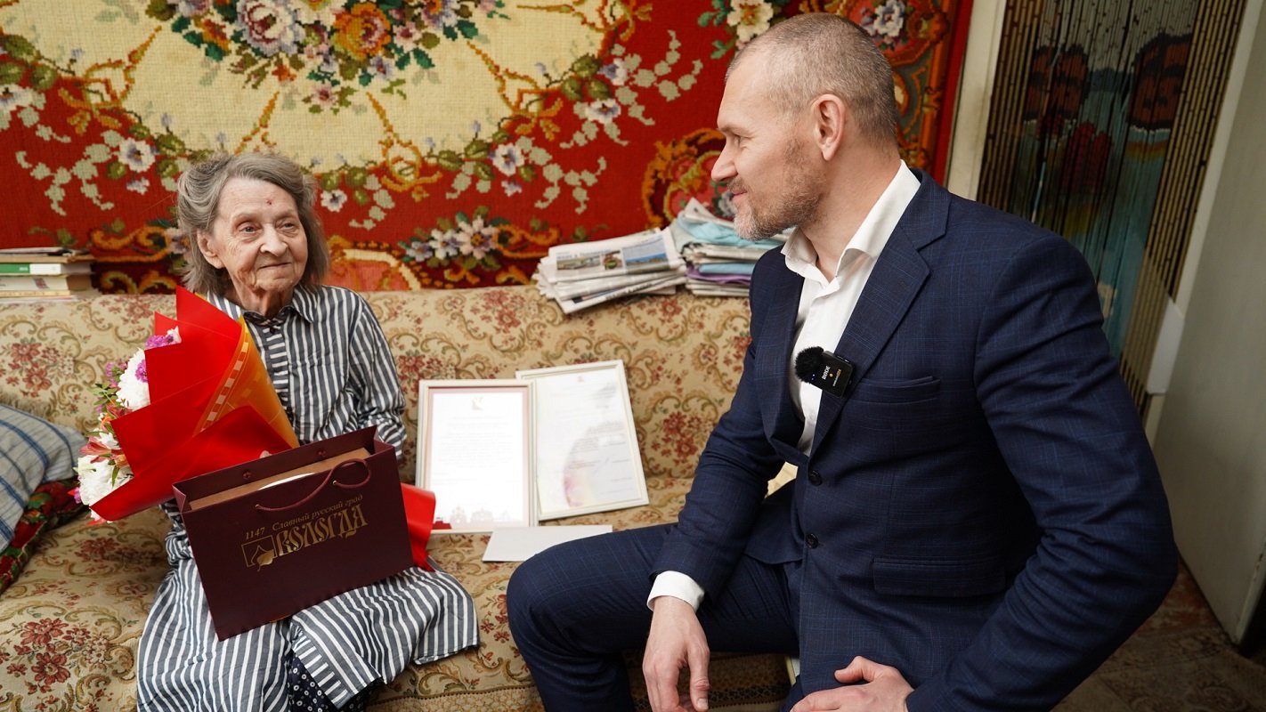 Андрей Накрошаев поздравил вологжанку со столетним юбилеем