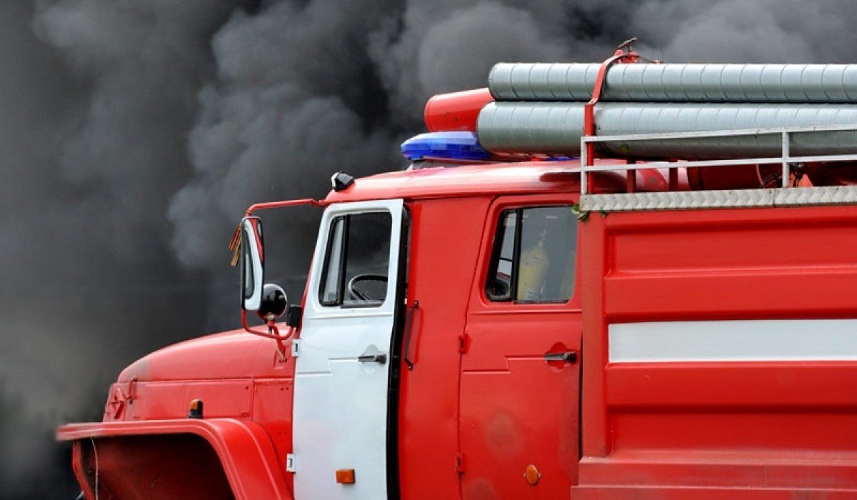 Мать и двоих детей спасли пожарные в Вологде