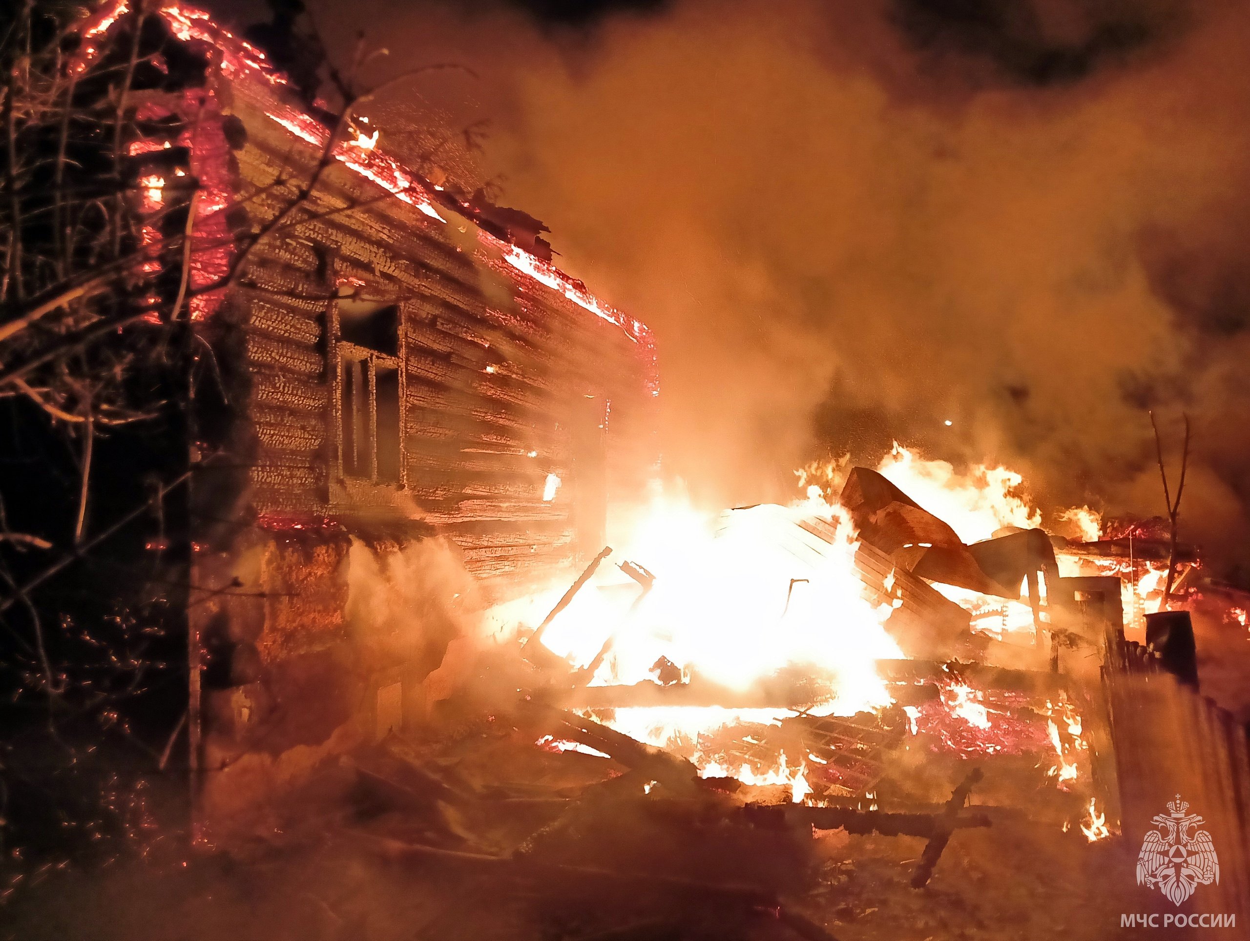 В Соколе соседи помогли мужчине выбраться из горящего дома