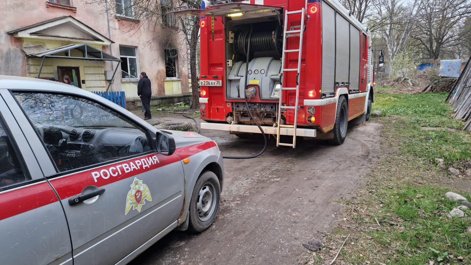 Росгвардейцы спасли из горящего дома двоих вологжан | 29.04.2024 | Вологда  - БезФормата