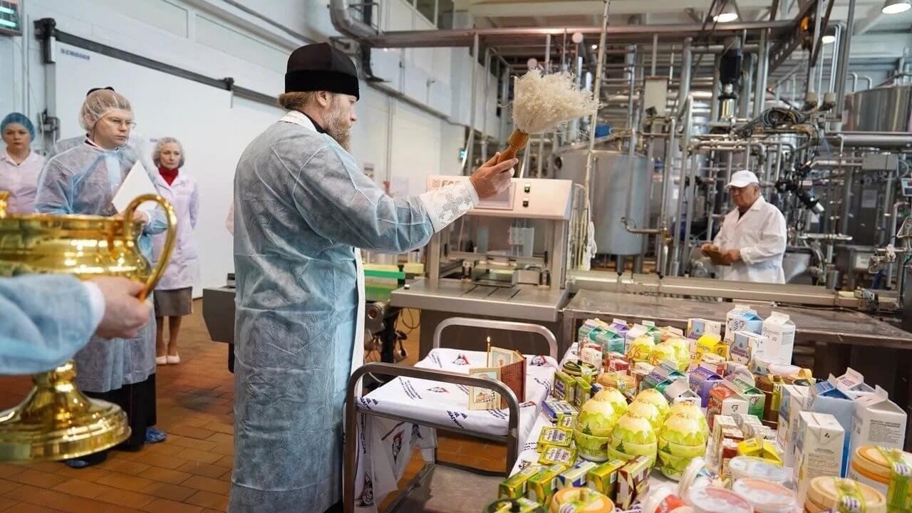 Молочная продукция вологодского УОМЗ, освящённая перед Пасхой, отправится в  зону СВО | 03.05.2024 | Вологда - БезФормата