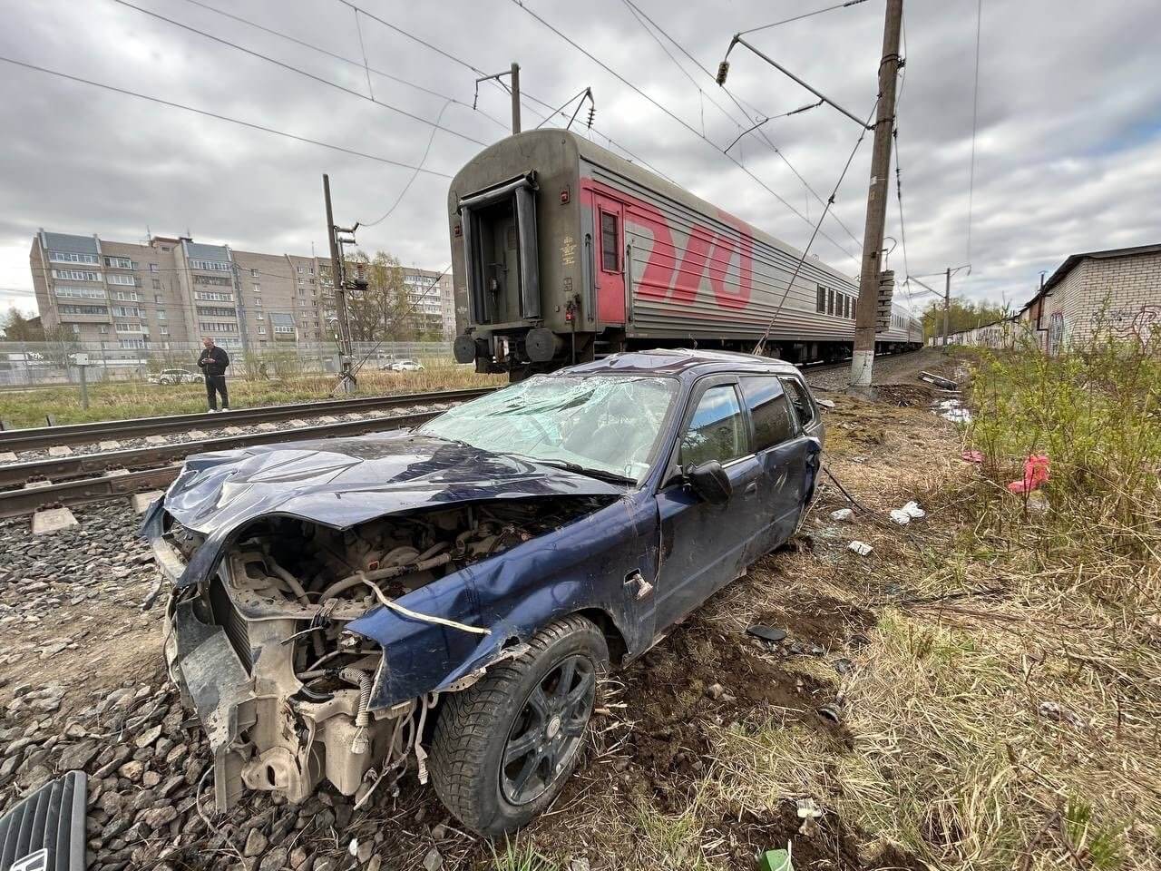 В Вологде пассажирский поезд протаранил иномарку: автомобилист погиб