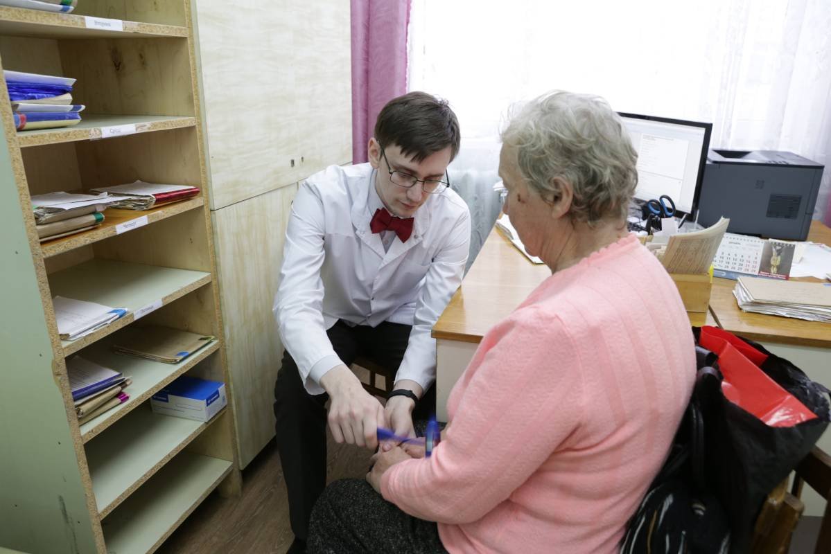 В этом месяце выездные бригады врачей примут пациентов из 10 округов Вологодской области