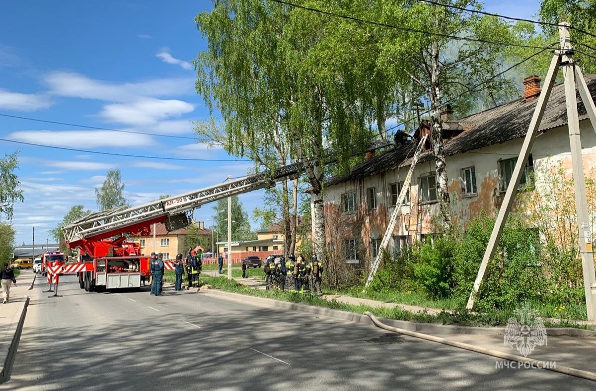 Более 30 пожарных тушат горящий дом на улице Гончарная » Онлайн Вологда - о  том, чем живет Вологда