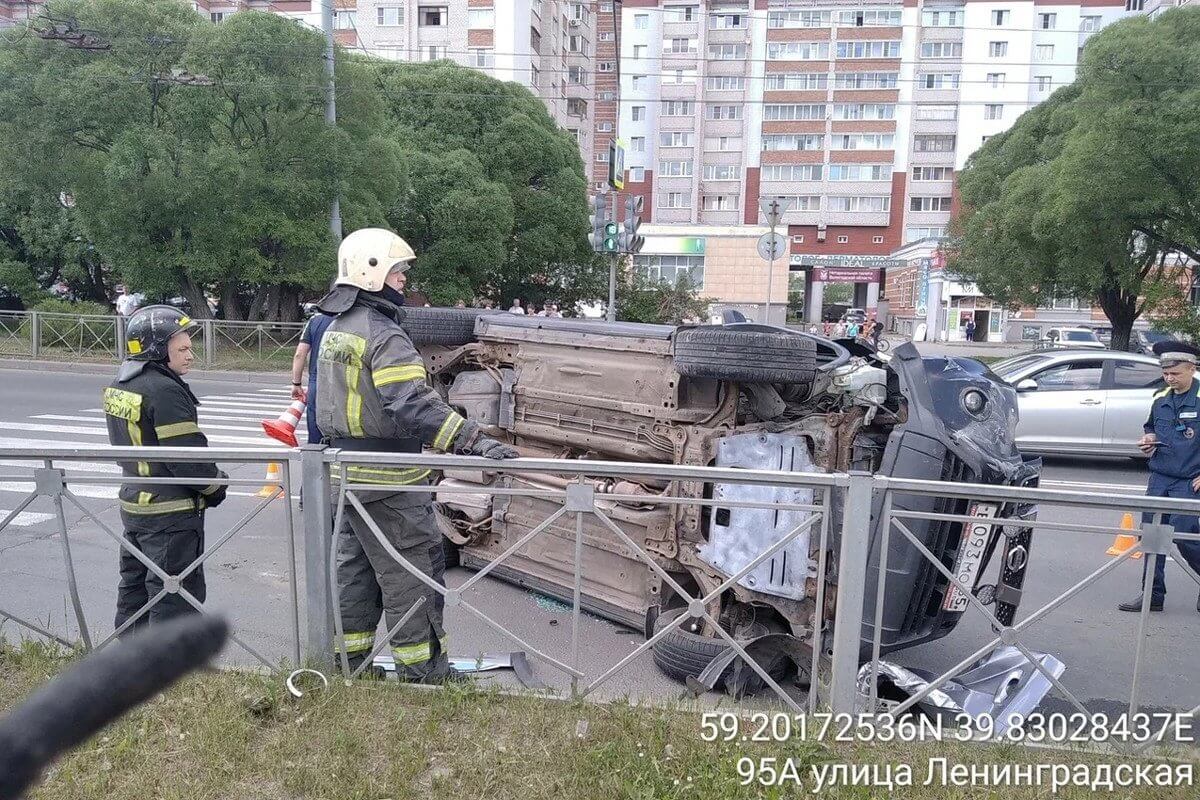 В Вологде автомобиль опрокинулся на бок после столкновения с другой  иномаркой | 04.06.2024 | Вологда - БезФормата