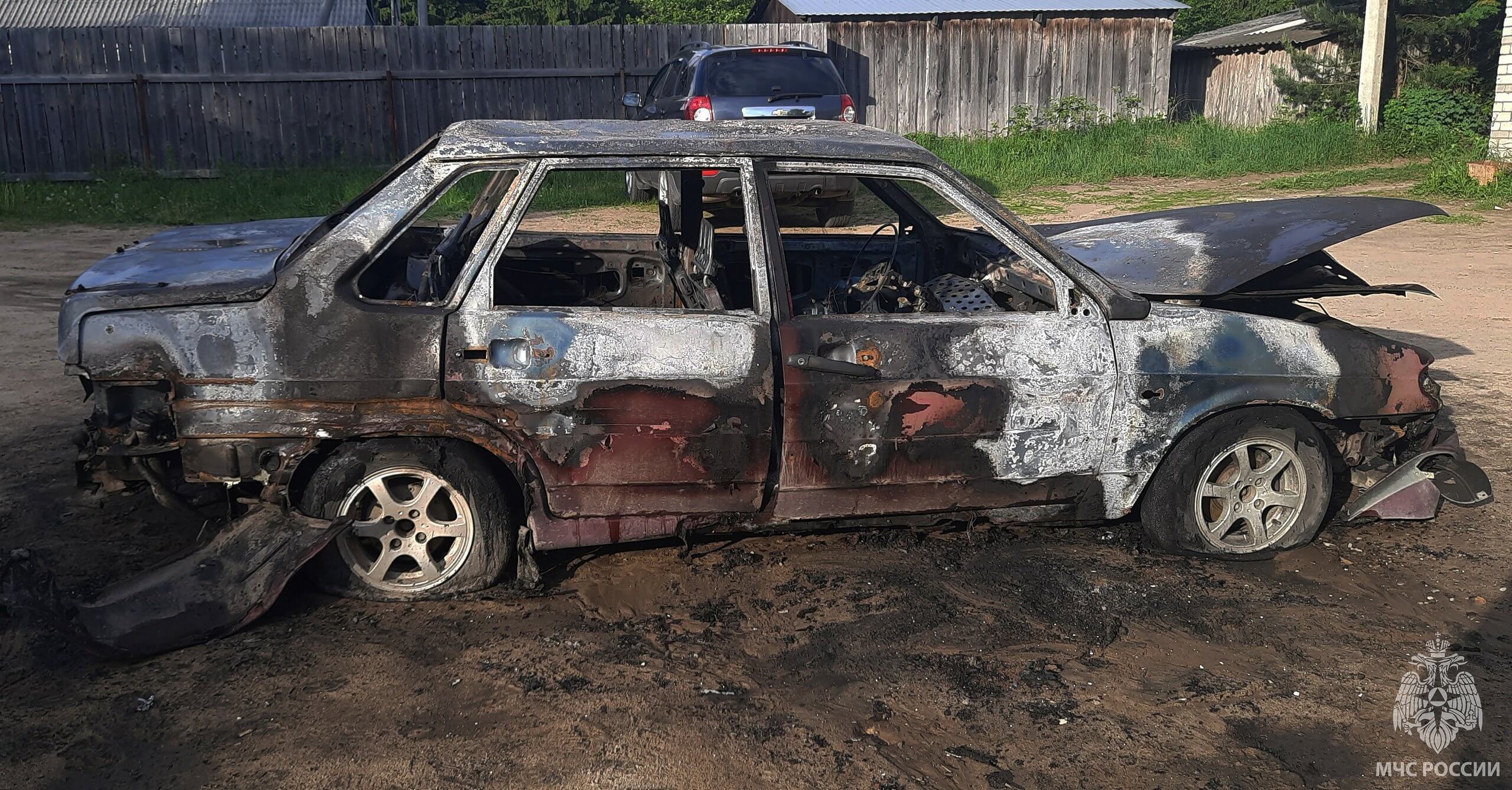 Автомобиль сгорел в автосервисе в селе Липин Бор » Онлайн Вологда - о том,  чем живет Вологда