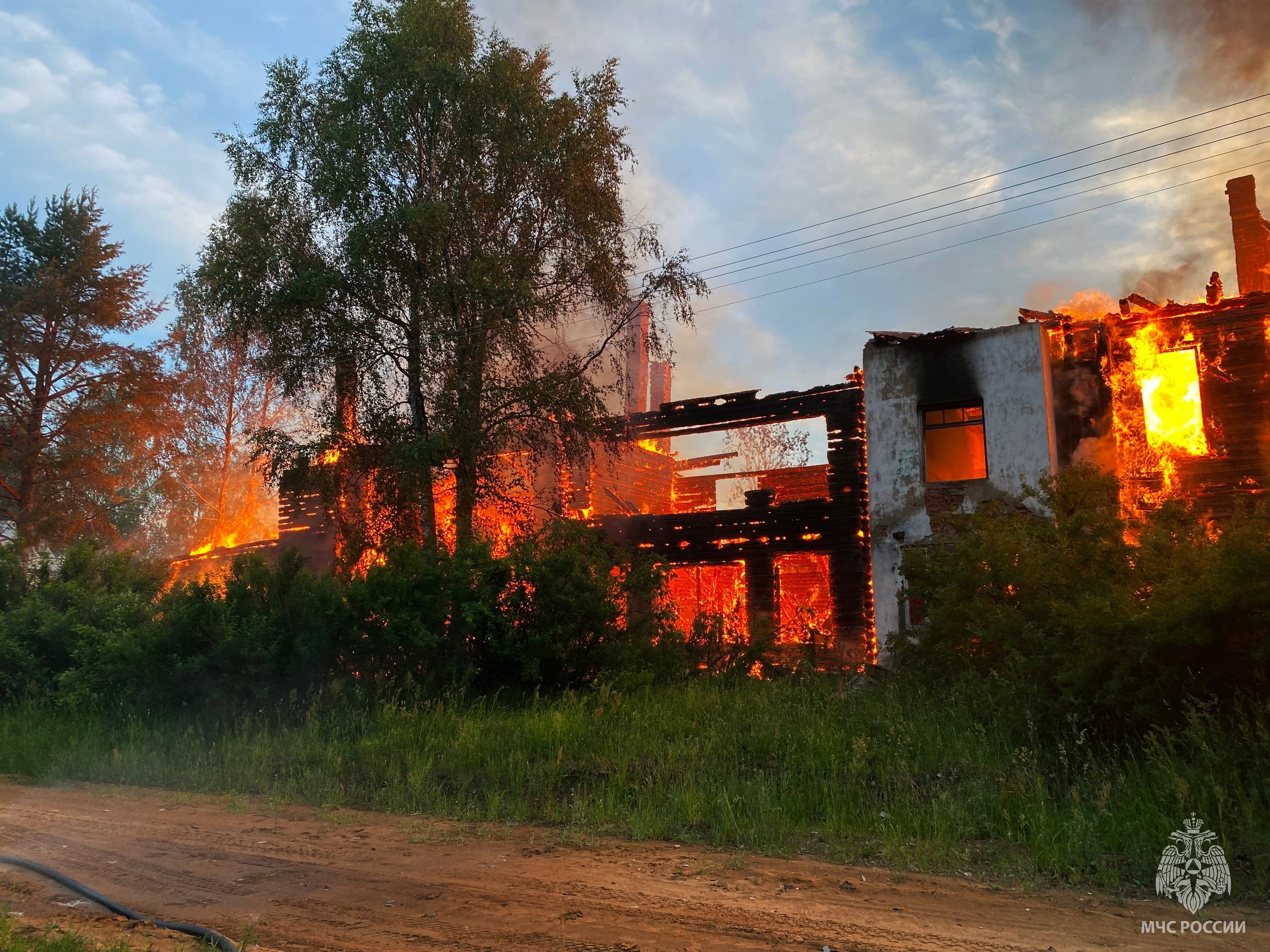 Крупный пожар произошел в Устюженском округе | 13.06.2024 | Вологда -  БезФормата