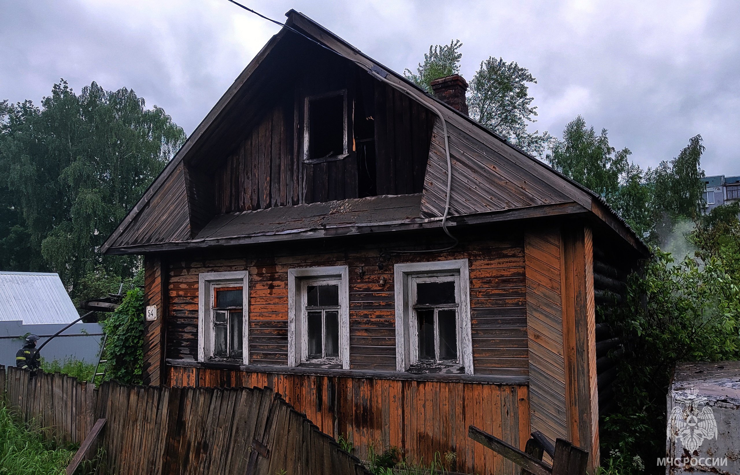 Заброшенный дом горел в Вологде | 19.06.2024 | Вологда - БезФормата