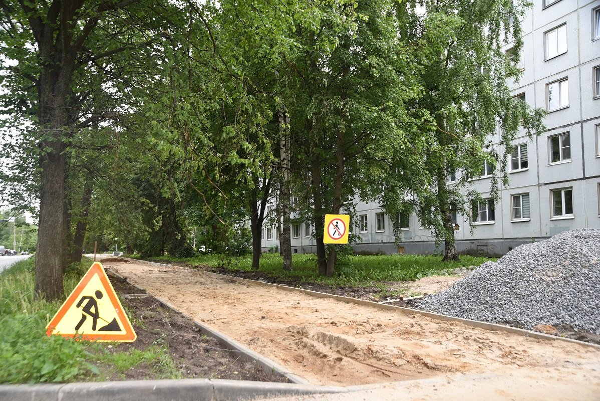 В Вологде ремонтируют семь участков тротуаров в разных районах | 21.06.2024  | Вологда - БезФормата