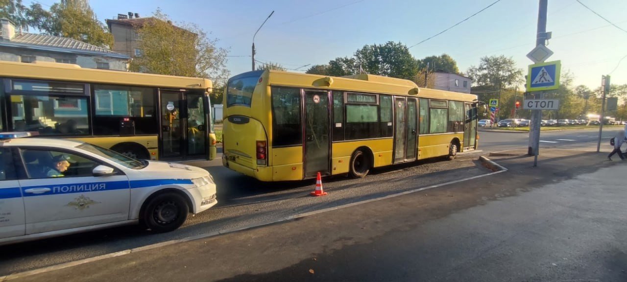 В Череповце госпитализирована женщина, которая выпала из автобуса