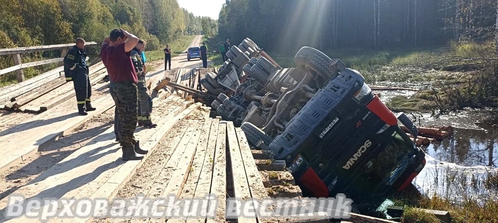 В Верховажском округе под большегрузом обрушился мост