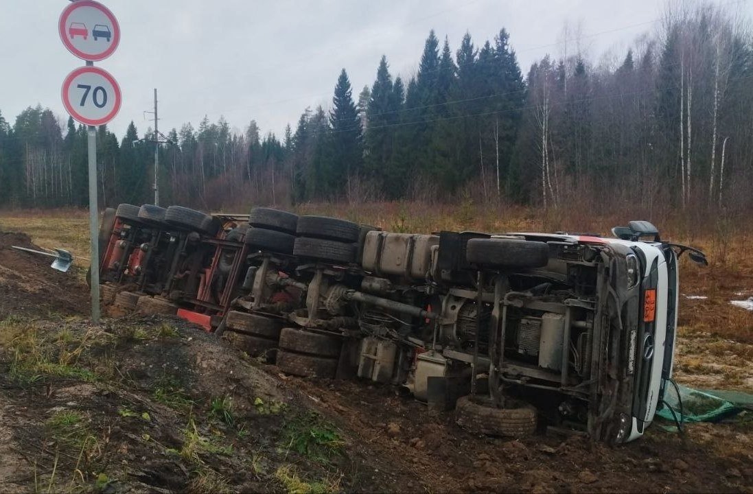 В Великоустюгском округе бензовоз вылетел в кювет и перевернулся