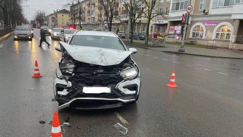 В центре Вологды «Лада» проехала на красный и устроила ДТП