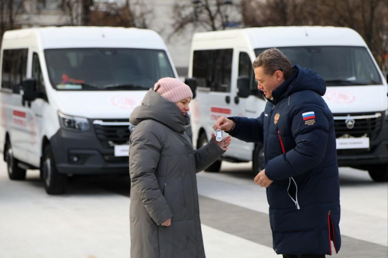 Георгий Филимонов вручил многодетным семьям ключи от автомобилей