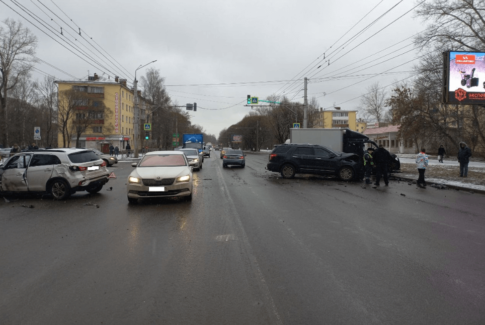 Два человека пострадали в ДТП на улице Чернышевского