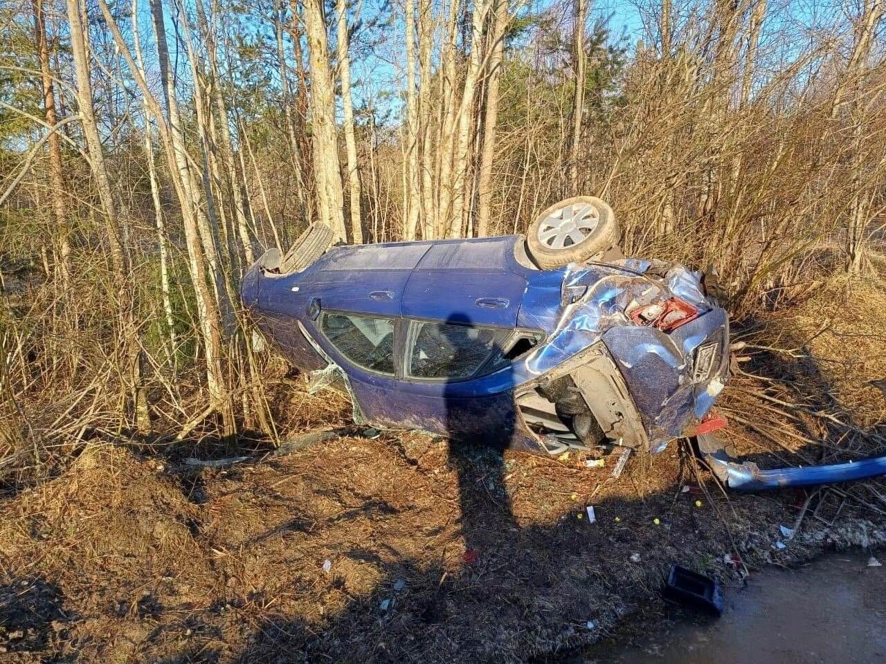 В Сямженском округе перевернулся автомобиль: пострадали два человека