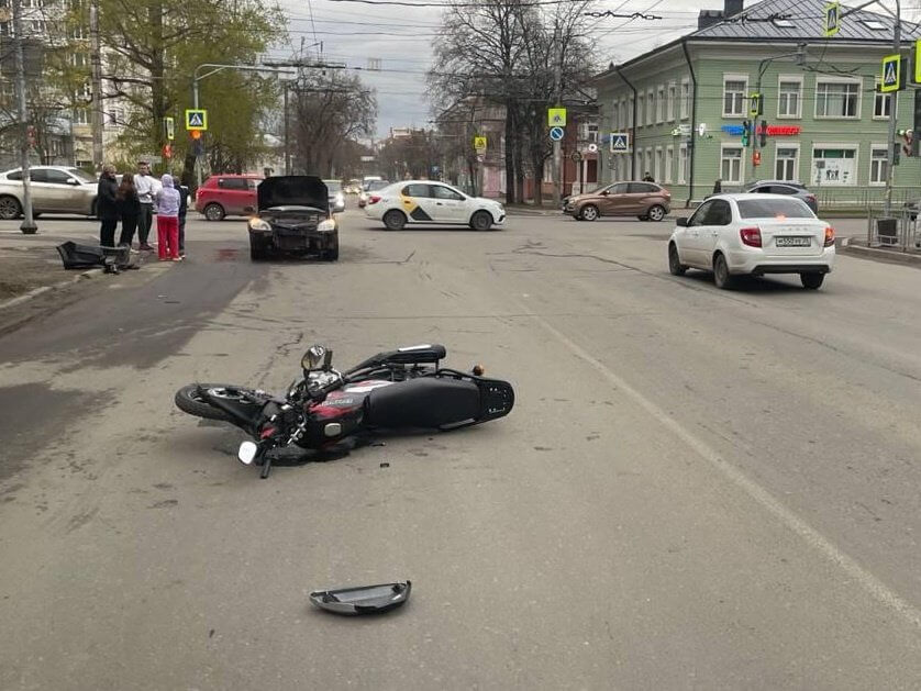 Мотоциклистка попала в серьёзное ДТП в центре Вологды