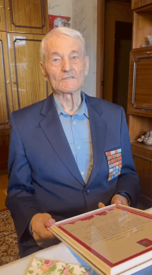 Губернатор Георгий Филимонов поздравил ветерана Фёдора Смирнова с 98-летием