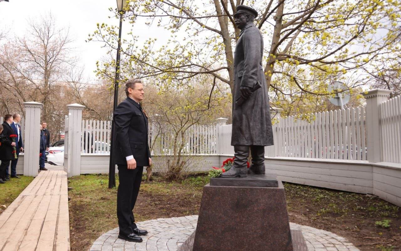 Георгий Филимонов возложил цветы к памятнику Сталину