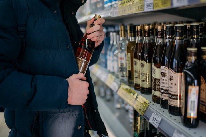 Вологжанин попытался украсть спиртное и укусил продавца