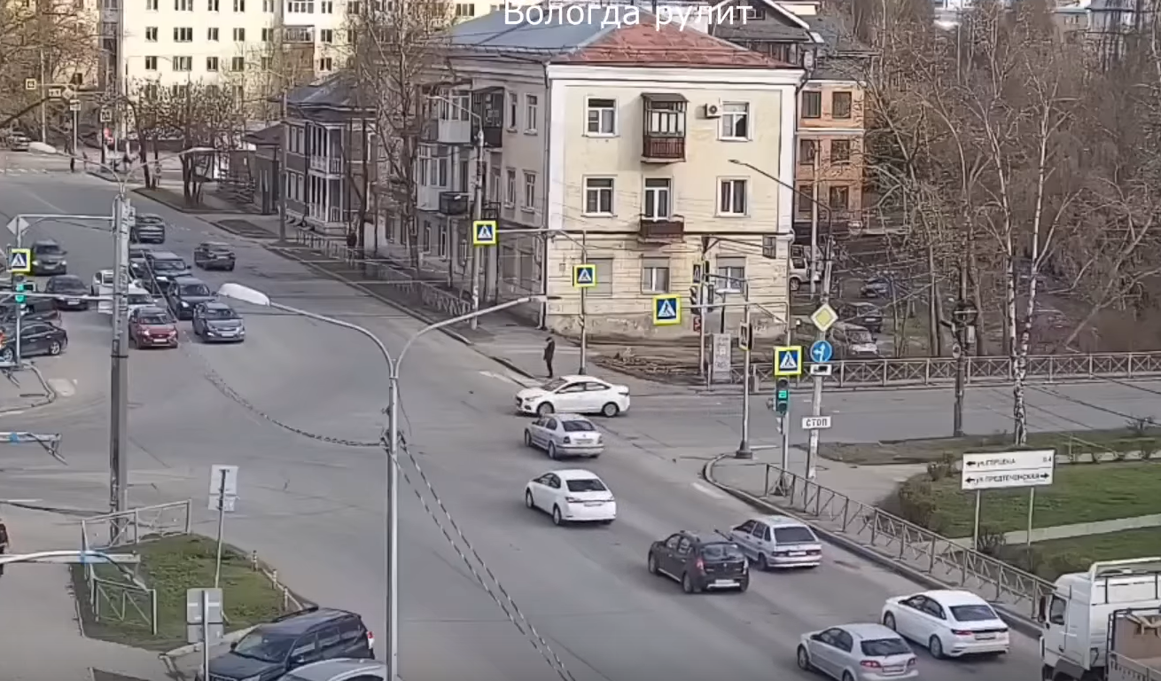 Вологжанка получила штраф за проезд на красный после публикации видео в соцсетях