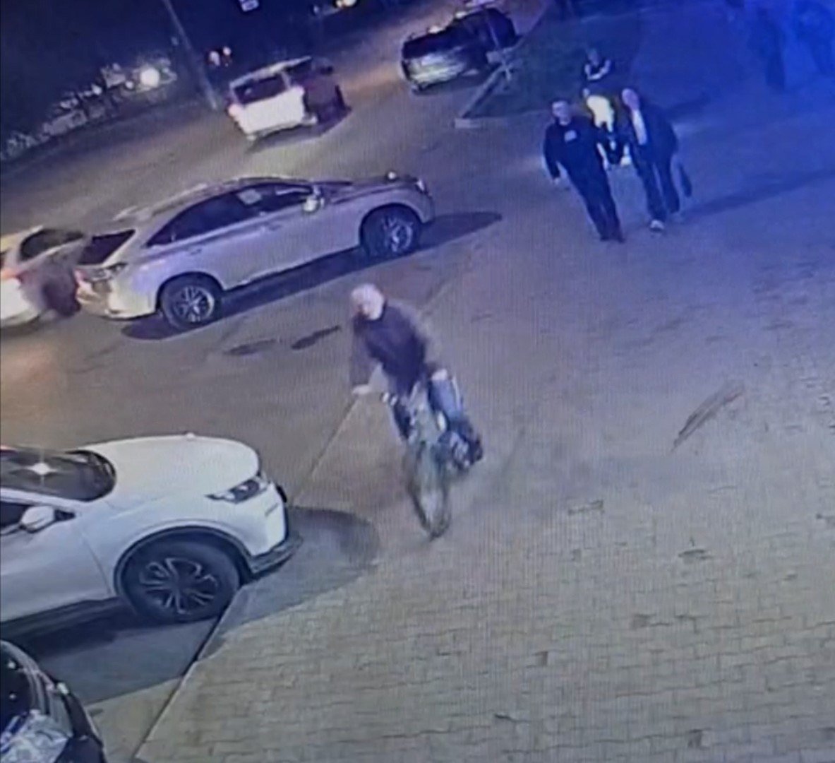 Полиция Вологды разыскивает мужчину, оплатившего покупки чужой картой