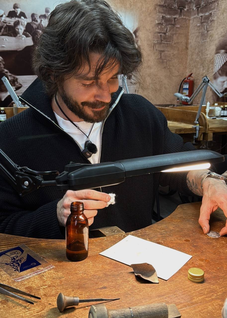 Звезда сериала «Триггер» Максим Матвеев освоил северную чернь в Великом Устюге