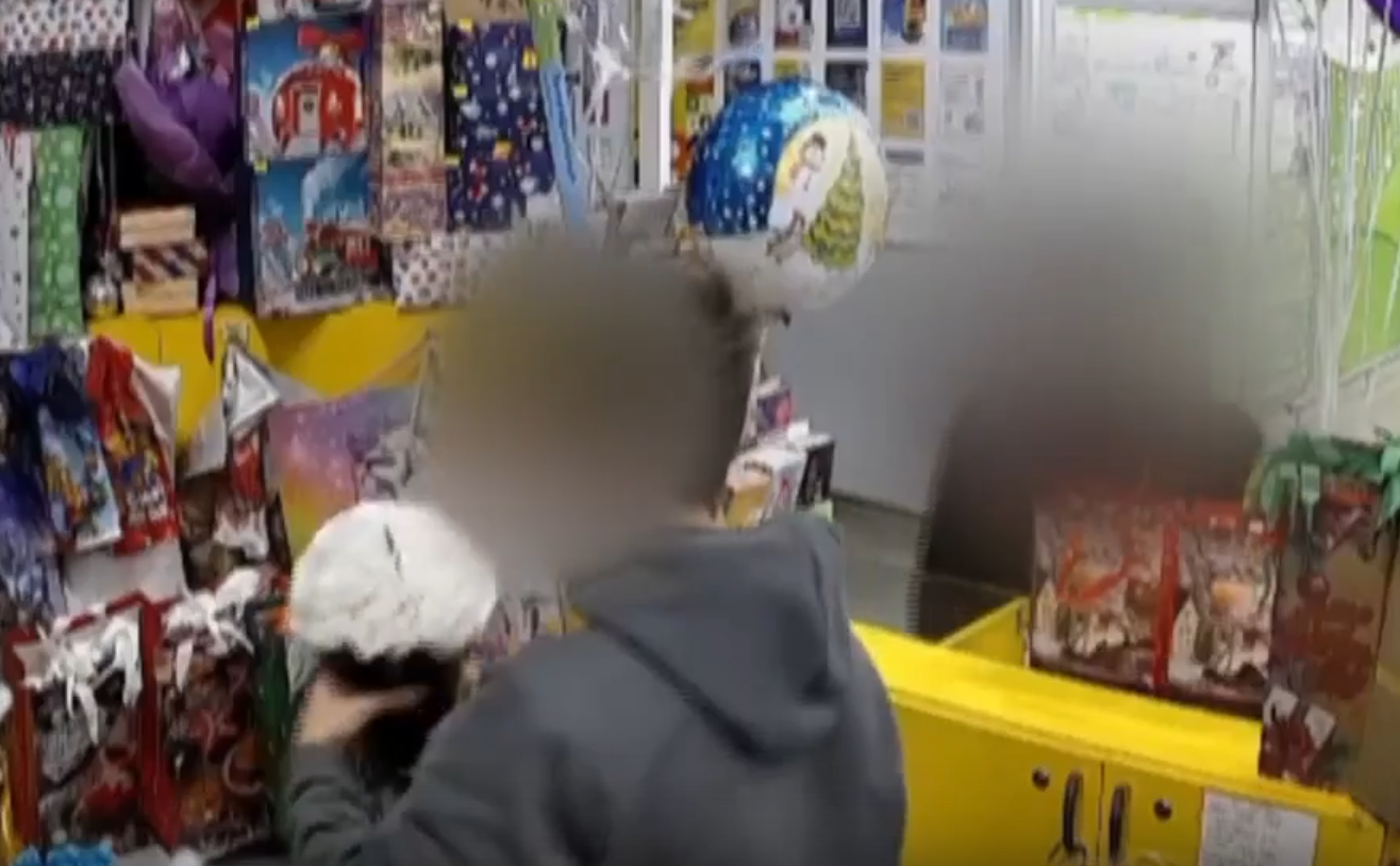 Череповчанин украл романтический подарок для любимой, не желая тратиться на него