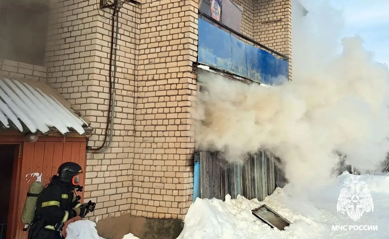 В Белозерском округе из-за газового баллона загорелся многоквартирный дом