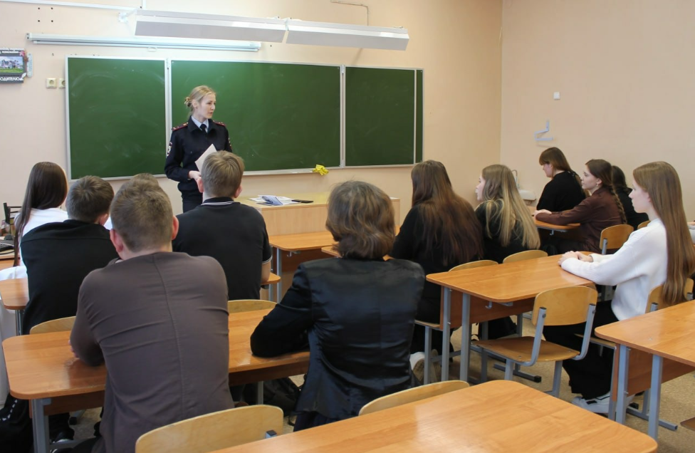 В Никольске полицейские и дружинники провели антинаркотический урок для девятиклассников