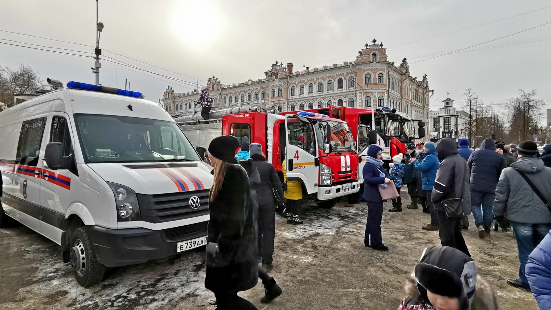 Бронетехника, кинологи и солдатская каша: в Вологде 23 февраля развернут выставку спецтехники