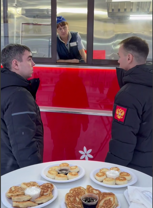 На площади Революции открылся новый фудтрак с блинами