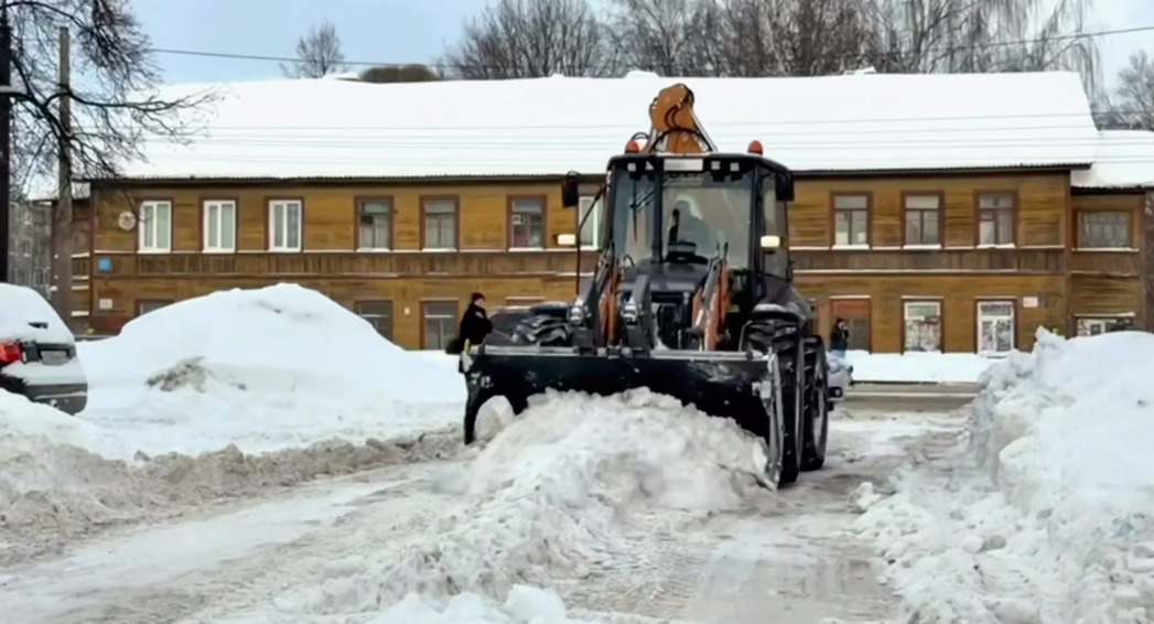 Сергей Жестянников поручил управляющим компаниям очистить дворы к началу рабочей недели