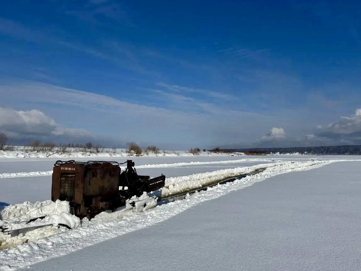 В Великоустюгском округе продолжают резать лед на Сухоне и Северной Двине для защиты от паводка