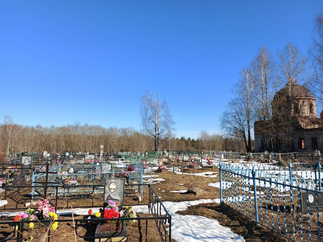 На Вологодчине приводят в порядок кладбища перед Пасхой и Радоницей