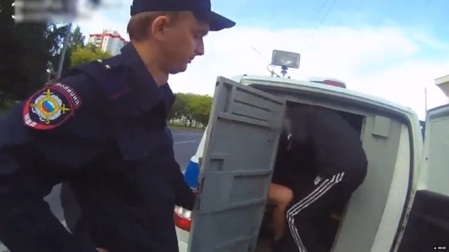 Череповчанин во время драки на улице попытался снять с пенсионера золотые кольца
