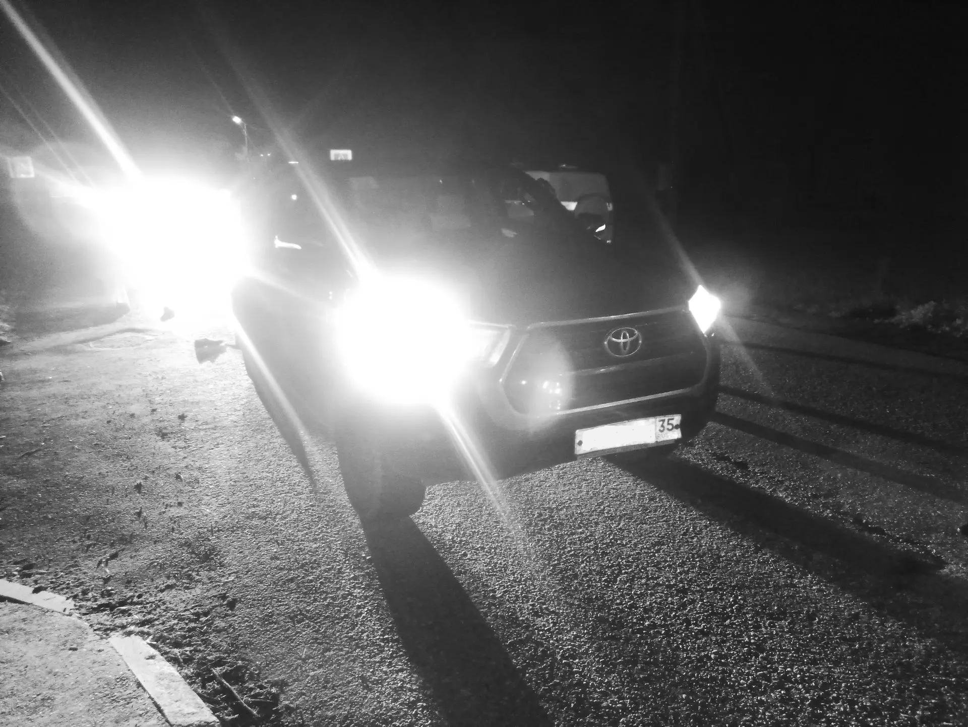 В Вологодском округе автомобиль насмерть переехал лежавшего на дороге мужчину