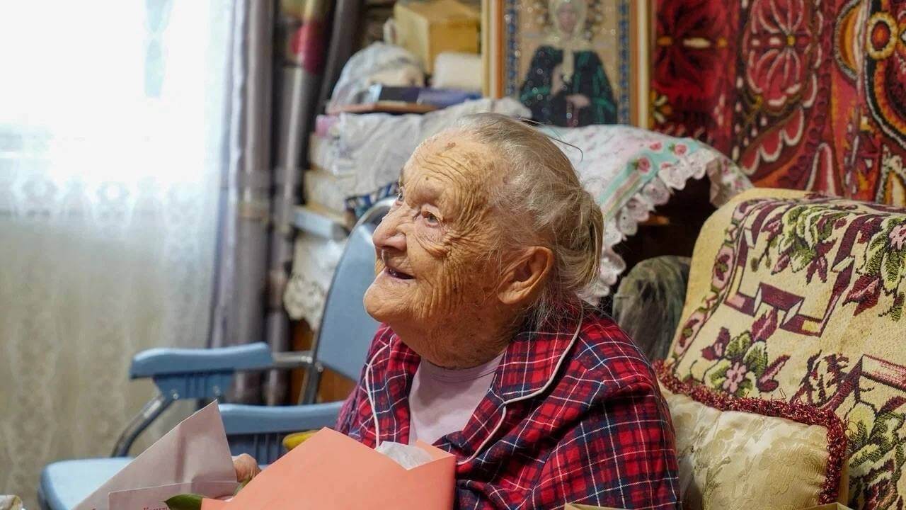 Сергей Жестянников поздравил 102-летнюю вологжанку Фаину Щеглеву
